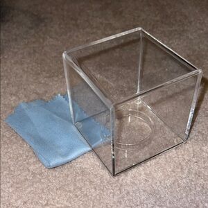 NWOT Luxe Acrylic Baseball Display Cube & cleaning cloth